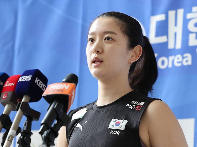 대한민국 여자 배구 국가대표팀 이다현이 23일 충북 진천군 진천국가대표선수촌에서 열린 대한민국 배구 국가대표팀 공개훈련에서 취재진과 인터뷰를 하고 있다. 뉴시스