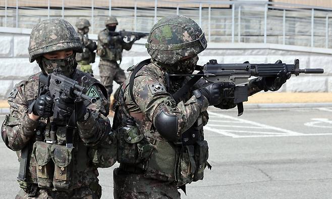 지난 3월 12일 드론 테러 대비 실제훈련이 열린 부산 연제구 국가기록원 역사기록관에서 육군 53사단 장병들이 테러범을 제압하고 있다. 뉴시스