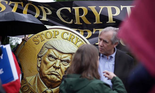 지난 22일 미국 워싱턴&nbsp;DC&nbsp;인근 골프클럽에서 도널드 트럼프 미국 대통령과 그의 밈 코인 구매자의 만찬이 열렸다. 사진은 이에 반대하는 시위대의 모습. AFP연합뉴스