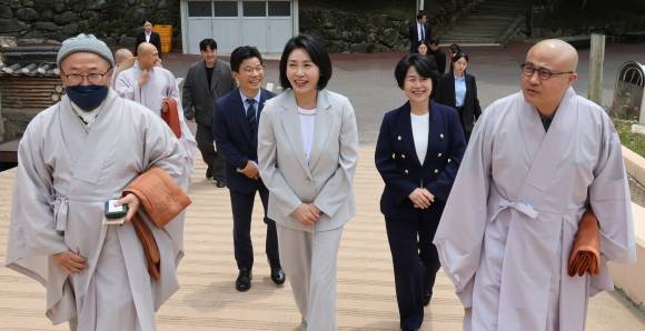 사찰 훑고 - 이재명 더불어민주당 대선 후보의 배우자 김혜경(가운데)씨가 26일 경남 합천 해인사를 방문하고 있다. 합천 연합뉴스