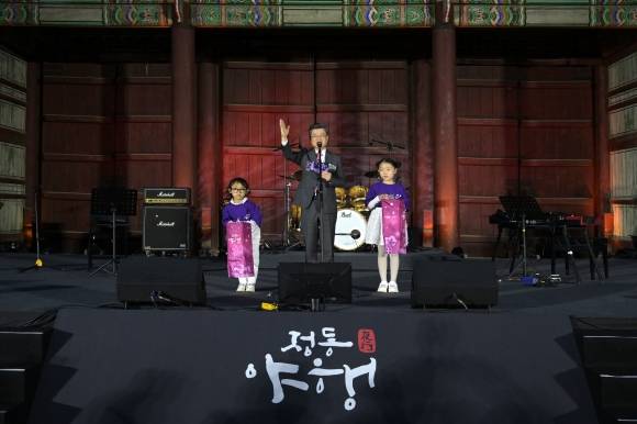 김길성 서울 중구청장이 지난 23일 열린 지역 대표 축제이자 우리나라 최초의 문화유산 야행인 ‘정동야행’ 개막식에서 인사말을 하고 있다. 중구 제공