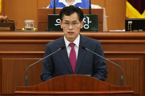 이기재 서울 양천구청장이 양천구의회에서 추가경정예산안에 대한 설명을 하고 있다. 양천구 제공