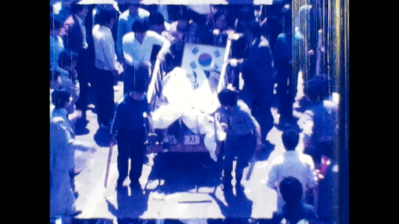 1980년 5월 21일 오전 시신을 실은 손수레를 시민들이 이동시키고 있는 모습. 5·18민주화운동 기록관 제공