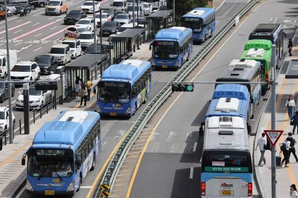 버스노조, 교섭 결렬 시 동시파업 - 서울과 부산, 울산, 경남 창원 등 시내버스 노조가 임단협 결렬 시 오는 28일부터 동시 총파업을 예고하면서 지방자치단체가 시민 불편 최소화를 위한 비상 수송대책을 마련하고 있다 . 사진은 8일 서울역 앞 버스환승센터 정류장 버스 모습. 연합뉴스