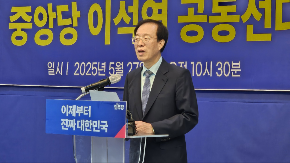 이석연 더불어민주당 공동선거대책위원장이 27일 대구 중구 삼덕동 민주당 대구시당에서 열린 기자회견에서 취재진의 질문에 답하고 있다. 민주당 대구시당 제공