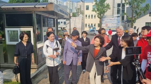 김문수 대선 후보 부인인 설난영 여사가 모교인 순천여고 앞에서 학교 건물을 가리키고 있다.