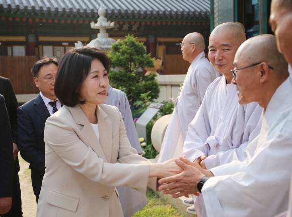 이재명 더불어민주당 대선 후보의 배우자 김혜경(왼쪽)씨가 27일 충북 청주시 용화사를 방문해 스님들과 인사를 나누고 있다. 2025.5.27 뉴시스