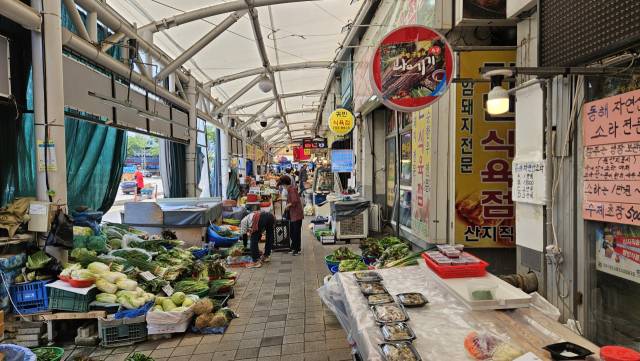 25일 대구 동구에 위치한 전통시장 ‘동구시장’에서 일부 가게들이 문을 닫고 영업을 하지 않고 있다.