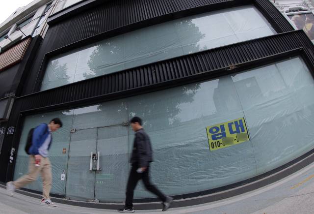 (서울=뉴스1) 박정호 기자 = 올해 문을 닫는 자영업자 수가 100만을 넘을 것이란 전망이 나온 23일 서울 종로구의 한 건물 1~2층 매장에 임대 플래카드가 붙어있다. 한국신용데이터(KCB)의 '2025년 1분기 소상공인 동향 리포트'에 따르면 1분기 기준 개인사업자 대출을 보유한 사업장은 총 361만 9000개로 집계된 가운데 이 중 13.8%에 달하는 업장이 폐업 상태인 것으로 나타났다. 2025.5.23/뉴스1