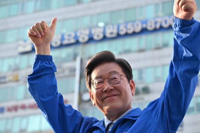 이재명 더불어민주당 대선 후보가 26일 경기 남양주시 평내호평역 앞에서 지지를 호소하고 있다. 남양주=오승현 기자