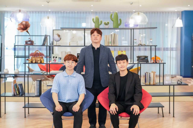 (왼쪽부터) 김태경 연구원, 정임두 교수, 서준영 연구원의 모습. 사진제공=UNIST