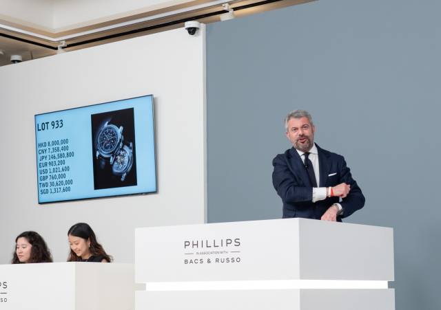 필립스옥션의 스타 시계 옥셔너인 토마스 페라치가 파텍 필립 ref. 5970P-013에 대한 경매를 진행하고 있다. 해당 출품작은 한화로 약 17억 이상에 낙찰됐다. /제공=필립스옥션