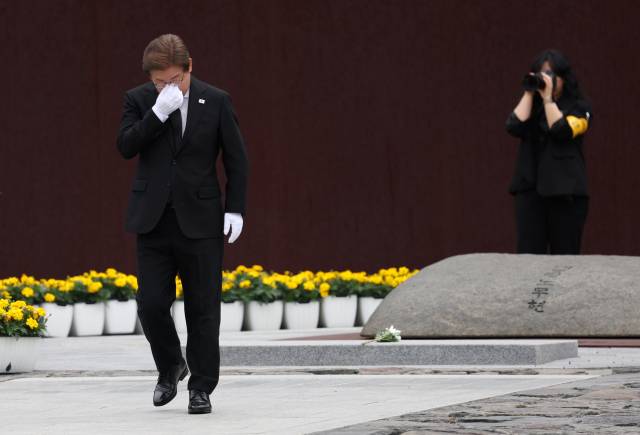 이재명 더불어민주당 대선 후보가 23일 경남 김해시 진영읍 봉하마을을 방문해 노무현 전 대통령 묘역 참배 및 헌화를 마친 뒤 눈물을 훔치고 있다. 연합뉴스