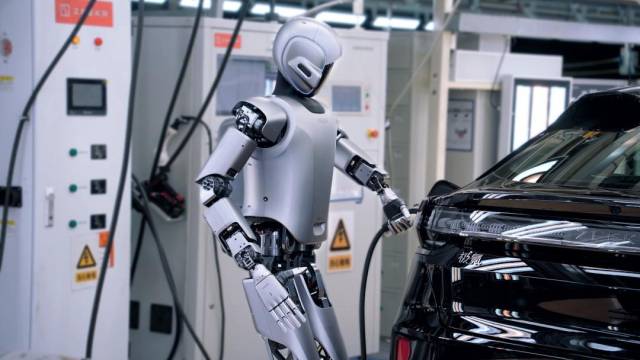 중국 저장성 닝보시에 위치한 중국 전기차 업체 지커의 생산공장에 휴머노이드 업체 유비테크의 로봇이 충전 작업을 돕고 있다. 첨단기술의 하나인 로봇 분야에서 중국은 이미 상용화 단계에 접어들었다는 평가를 받는다. 지커 제공