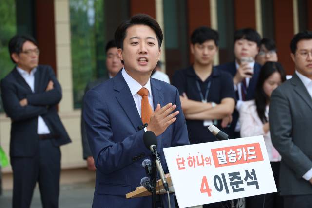 개혁신당 이준석 대선 후보가 27일 서울 여의도 국회에서 국민의힘 김문수 후보와의 단일화에 대한 거부 입장을 거듭 밝힌 뒤 취재진의 질문에 답하고 있다. / 연합뉴스