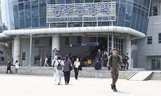 6·3 대선이 일주일 앞으로 다가온 5월26일 유권자들이 광주송정역 앞을 지나고 있는 모습 ⓒ시사저널 박정훈