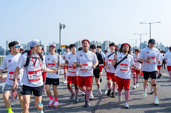 지난 25일 서울 여의도공원에서 열린 ‘무한도전 RUN with 쿠팡플레이’에서 ‘무한도전’ 멤버 정준하가 레이스를 펼치고 있다. 사진 쿠팡플레이