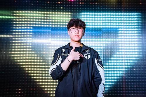 젠지의 바텀 라이너 ‘룰러’ 박재혁이 8주 차 ‘골드킹’에 등극했다. LCK