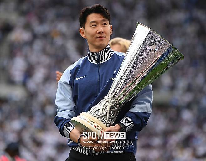 ▲ 홍명보 감독은 기존 승선했던 주요 유럽파를 재발탁했다. 최근 유럽축구연맹(UEFA) 유로파리그 우승으로 무관을 탈출한 대표팀 주장 손흥민을 변함없이 호출을 받았다. 다만 우승컵을 들며 최고의 시즌을 보낸 손흥민과 김민재의 경우 몸상태가 완벽하지 않다. 손흥민은 유로파리그 결승전을 교체로 뛰고, 프리미어리그 최종전을 결장할 만큼 아직 발 부상에서 자유롭지 않다.