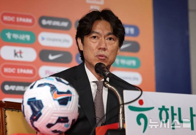 홍명보 축구대표팀 감독이 26일 오전 서울 종로구 축구회관에서 6월 A매치에 나설 대표팀 명단을 발표하고 있다. 홍명보 감독이 이끄는 축구대표팀은 오는 6월6일 이라크 바스라에서 이라크와 9차전 원정 경기를 치른 뒤 10일 서울월드컵경기장에서 쿠웨이트와 최종 10차전 홈 경기를 벌인다. /사진=뉴시스