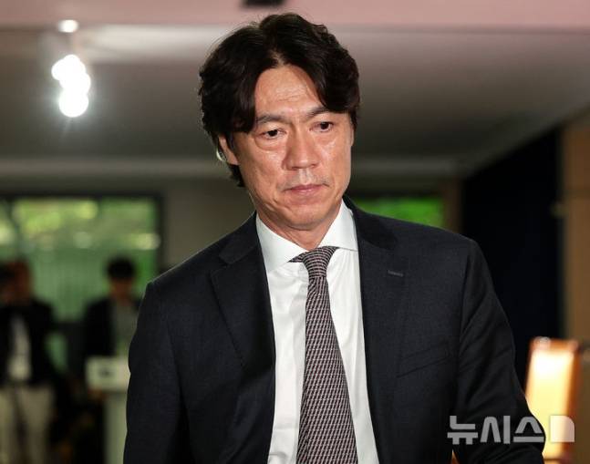 홍명보 축구대표팀 감독이 26일 오전 서울 종로구 축구회관에서 6월 A매치에 나설 대표팀 명단 발표를 마친 후 이동하고 있다. /사진=뉴시스