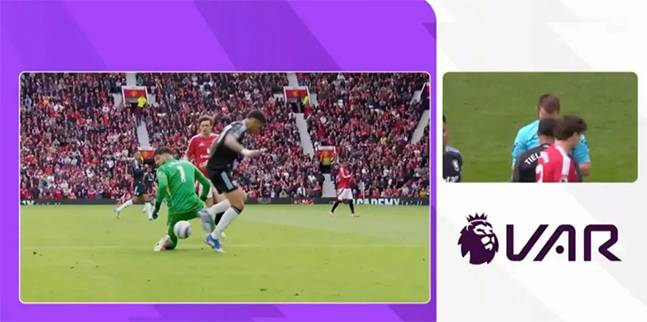 26일 영국 맨체스터 올드 트래퍼드에서 열린 맨체스터 유나이티드와 애스턴 빌라의 잉글랜드 프리미어리그 38라운드 후반 28분, 알타이 바이은드르 골키퍼가 제대로 잡지 못한 공을 모건 로저스가 따내는 장면. 이 장면 직후 로저스의 골이 나왔지만, 주심은 슈팅이 골문을 넘어서기 전 휘슬을 분 뒤 골키퍼 차징 파울을 선언하며 애스턴 빌라 득점을 인정하지 않았다. /사진=TNT스포츠 캡처