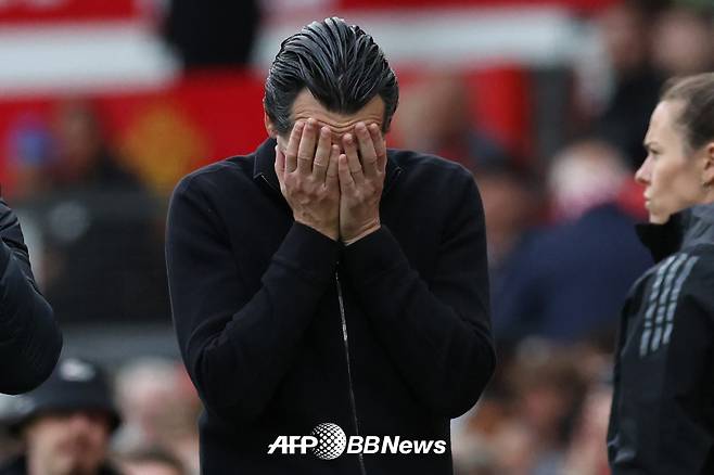 우나이 에미리 애스턴 빌라 감독이 26일 맨체스터 유나이티드전 패배로 다음 시즌 유럽축구연맹(UEFA) 챔피언스리그 출전이 좌절되자 아쉬워하고 있다. /AFPBBNews=뉴스1