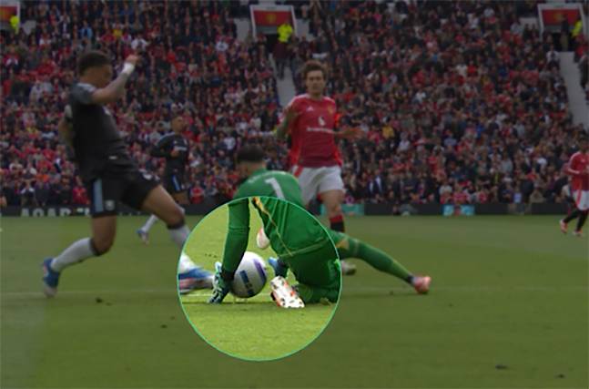 26일 영국 맨체스터 올드 트래퍼드에서 열린 맨체스터 유나이티드와 애스턴 빌라의 잉글랜드 프리미어리그 38라운드 후반 28분, 맨유 알타이 바이은드르 골키퍼가 제대로 잡지 못한 공을 애스턴 빌라 모건 로저스가 따내는 장면. 이 장면 직후 로저스의 골이 나왔지만, 주심은 슈팅이 골문을 넘어서기 전 휘슬을 분 뒤 골키퍼 차징 파울을 선언하며 애스턴 빌라 득점을 인정하지 않았다. /사진=영국 더선 캡처