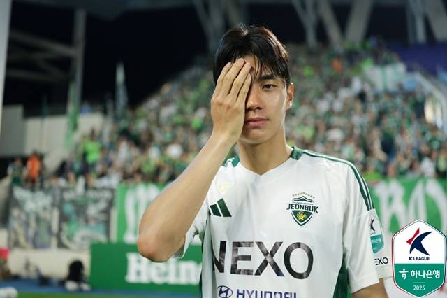 전진우의 승리 세리머니. /AFPBBNews=뉴스1