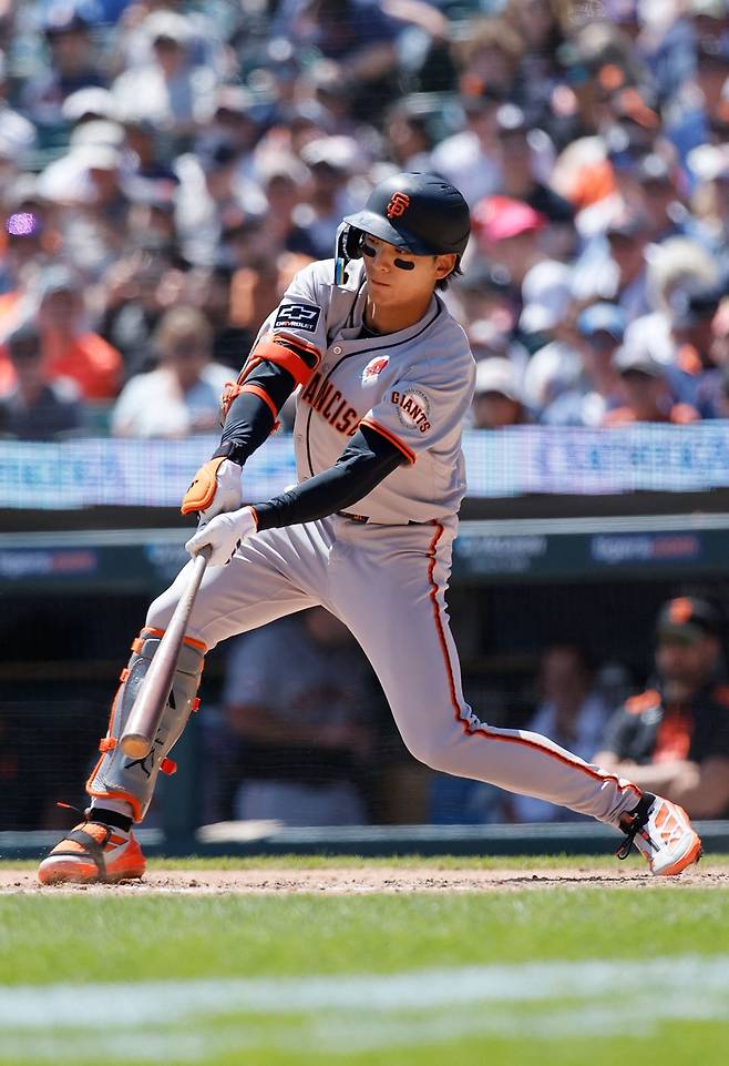 미국 메이저리그 샌프란시스코 자이언츠의 이정후가 27일(한국시간) 미국 미시간주 디트로이트 코메리카파크에서 열린 2025 메이저리그 디트로이트 타이거스와의 원정 경기에 3번 타자 겸 중견수로 선발 출전, 4타수 2안타를 쳤다. 7경기 연속 안타 행진과 함께 페넌트레이스 타율을 0.285까지 끌어올렸다. 사진 연합뉴스