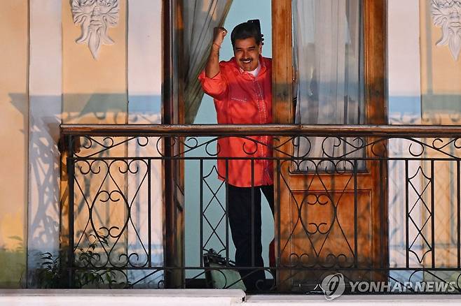 25일(현지시간) 총선·지선 압승을 주장하며 주먹 쥐어 보이는 마두로 [카라카스 AFP=연합뉴스. 재판매 및 DB 금지]