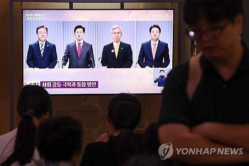 생중계되는 대선 2차 후보자 토론회 (서울=연합뉴스) 임화영 기자 = 23일 서울역 대합실 TV로 제21대 대통령선거 2차 후보자 토론회가 생중계되고 있다. 2025.5.23 hwayoung7@yna.co.kr