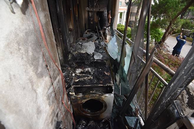 불이 난 베란다 건조기 [대전둔산소방서 제공. 재판매 및 DB 금지]