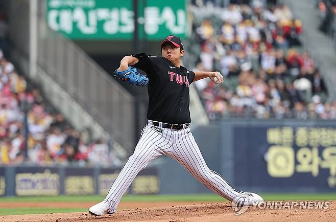 역투하는 송승기 (서울=연합뉴스) 임화영 기자 = 5일 서울 잠실야구장에서 열린 프로야구 LG 트윈스와 두산 베어스의 경기.
    LG 선발 송승기가 역투하고 있다. 2025.5.5 hwayoung7@yna.co.kr