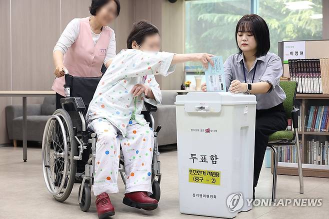 '불편해도 투표는 합니다' (대구=연합뉴스) 박세진 기자 = 27일 대구 중구 재활전문치료 의료기관인 남산병원에서 제21대 대통령선거 거소투표가 진행되고 있다. 2025.5.27 psjpsj@yna.co.kr