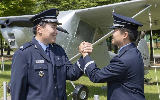왼쪽부터 최창윤 소위와 나승일 소위 [공군 제공. DB 및 재판매 금지]