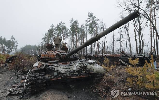전쟁 초기이던 2022년 4월 우크라이나군의 공격에 부서진 러시아군 탱크 [EPA=연합뉴스 자료사진. 재판매 및 DB 금지]