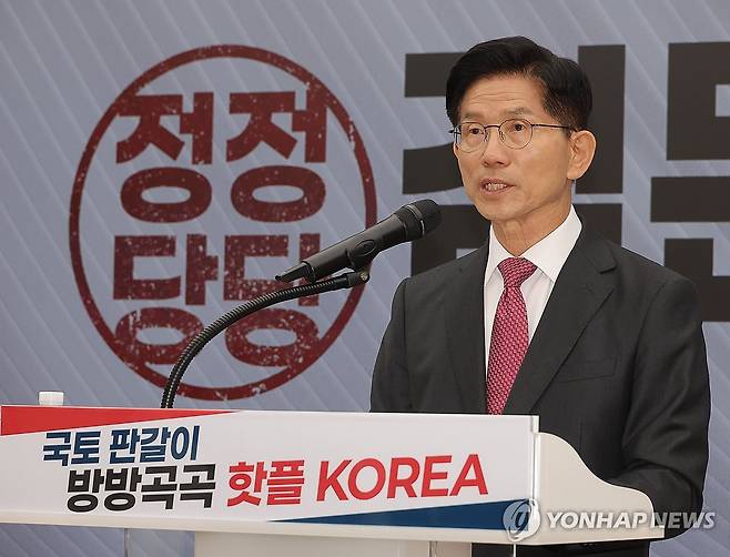 김문수, '국토판갈이 방방곡곡 핫플KOREA' 공약발표 (서울=연합뉴스) 류영석 기자 = 국민의힘 김문수 대선 후보가 27일 서울 여의도 국민의힘 중앙당사에서 국토 발전 관련 공약발표 기자회견을 하고 있다. 2025.5.27 ondol@yna.co.kr