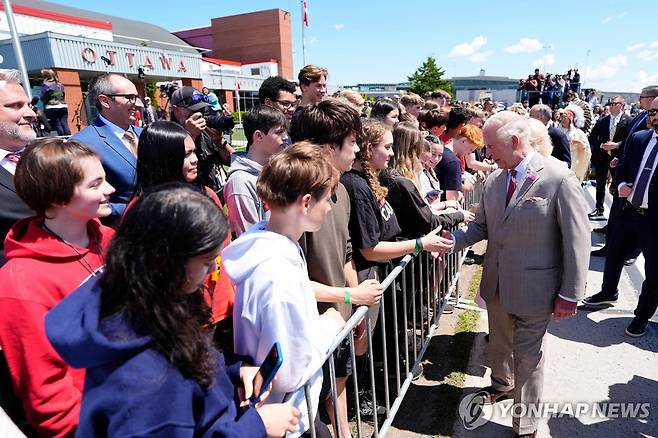 캐나다 시민들과 인사하는 찰스 3세 국왕 (오타와 AFP=연합뉴스) 26일(현지시간) 찰스 3세 국왕이 공항 주변에 모여든 시민들과 인사를 나누고 있다. 2025.05.27