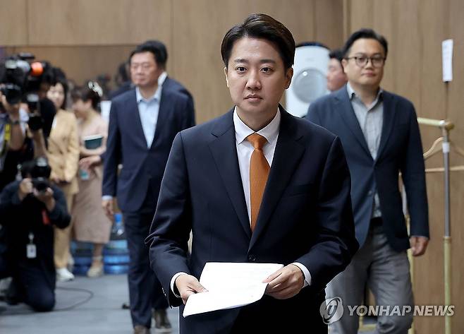 단일화 관련 기자회견 나선 이준석 후보 (서울=연합뉴스) 류영석 기자 = 개혁신당 이준석 대선 후보가 22일 서울 여의도 국회 소통관에서 국민의힘 김문수 대선 후보와의 단일화 요구에 대한 입장 발표 기자회견을 위해 입장하고 있다. 2025.5.22 ondol@yna.co.kr