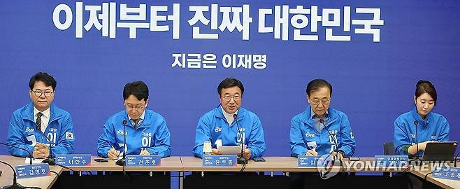 발언하는 윤호중 선대위총괄본부장 (서울=연합뉴스) 김주형 기자 = 더불어민주당 윤호중 선대위총괄본부장(가운데)이 27일 서울 여의도 중앙당사에서 열린 총괄본부장단회의에서 발언하고 있다. 2025.5.27 kjhpress@yna.co.kr