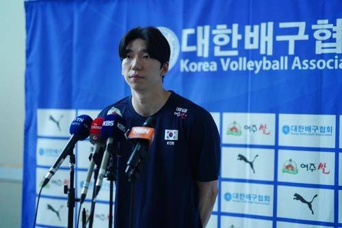 인터뷰하는 남자배구 대표팀의 간판 공격수 허수봉 [촬영 이동칠]