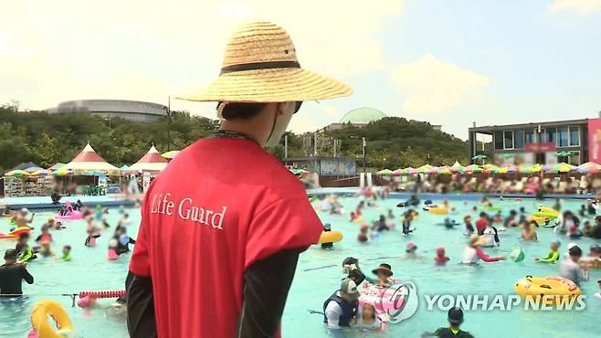 수영장 안전요원 [연합뉴스TV 제공]