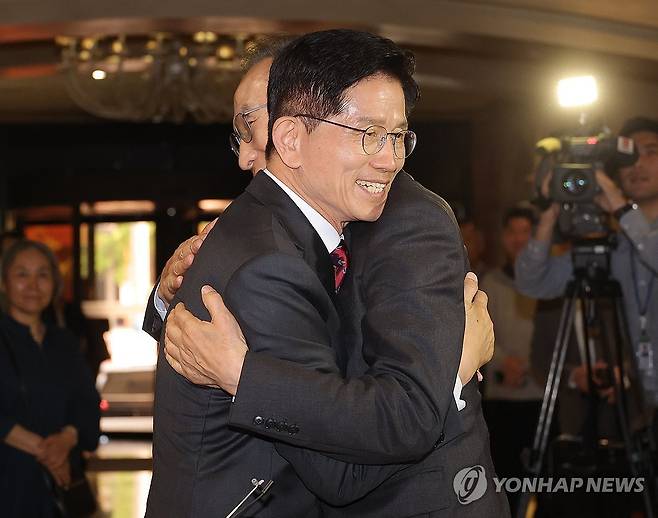 포옹하는 김문수 후보-이명박 전 대통령 (서울=연합뉴스) 류영석 기자 = 국민의힘 김문수 대선 후보와 이명박 전 대통령이 27일 서울 여의도 켄싱턴호텔에서 만나 포옹을 하고 있다. 2025.5.27 ondol@yna.co.kr