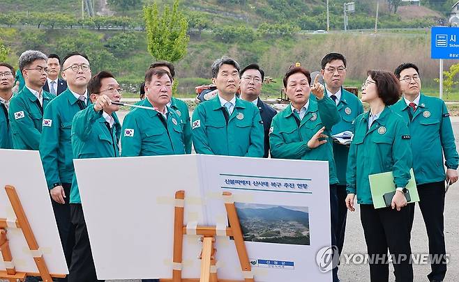 이주호 권한대행, 경남 산불 피해 복구 현장 방문 (서울=연합뉴스) 이주호 대통령 권한대행 부총리 겸 교육부 장관이 27일 경남 산청군 한국선비문화연구원 일대 산불 피해 현장을 방문해 산사태 복구 추진 상황을 점검하고 있다. 2025.5.27 [교육부 제공. 재판매 및 DB 금지] photo@yna.co.kr