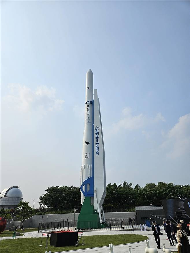 기립해있는 누리호 실물 모형 [촬영 조승한]