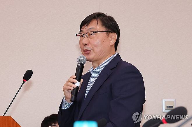 질의에 답변하는 이화영 전 경기도평화부지사 (서울=연합뉴스) 지난해 10월 25일 오후 국회에서 열린 법제사법위원회 국정감사에 증인으로 출석한 이화영 전 경기도평화부지사가 의원 질의에 답변하고 있다. 2024.10.25 [연합뉴스 사진. 재판매 및 DB 금지]