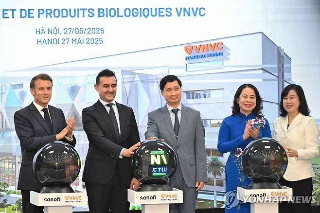 프랑스 사노피, 베트남 제약사와 제휴 백신 현지 생산 추진 (하노이 AFP=연합뉴스) 에마뉘엘 마크롱 프랑스 대통령(왼쪽 끝)이 27일(현지시간) 베트남 하노이의 하노이과학기술대학에서 열린 프랑스 제약사 사노피와 베트남백신(VNVC)의 합작 발표 행사에 참석해 박수치고 있다. 2025.05.27