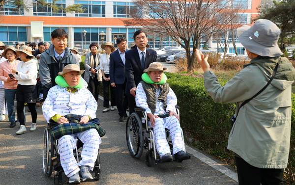 근로복지공단 경기요양병원에서 치료를 받고 있는 재해자들. /근로복지공단 경인본부 제공