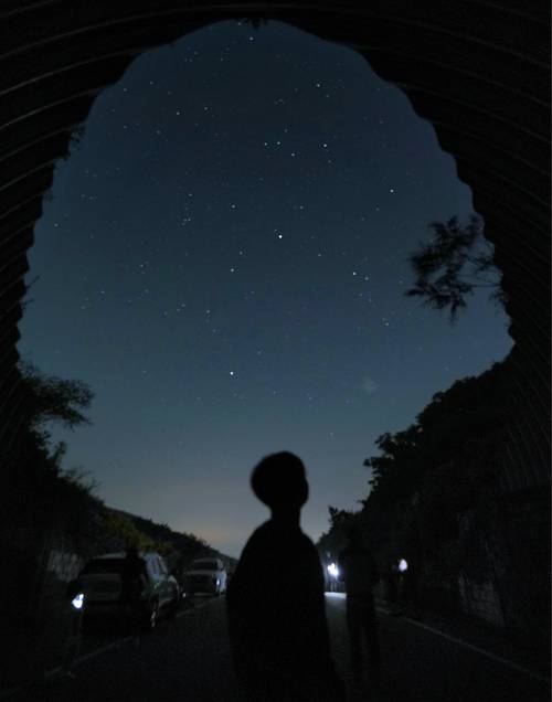 양평군 양동면에 위치한 벗고개는 빛 공해가 적어 밤하늘 별 관측에 최적의 장소로 꼽힌다. 양동면 벗고개 터널 내부에서 촬영한 사진.  /양평군 제공